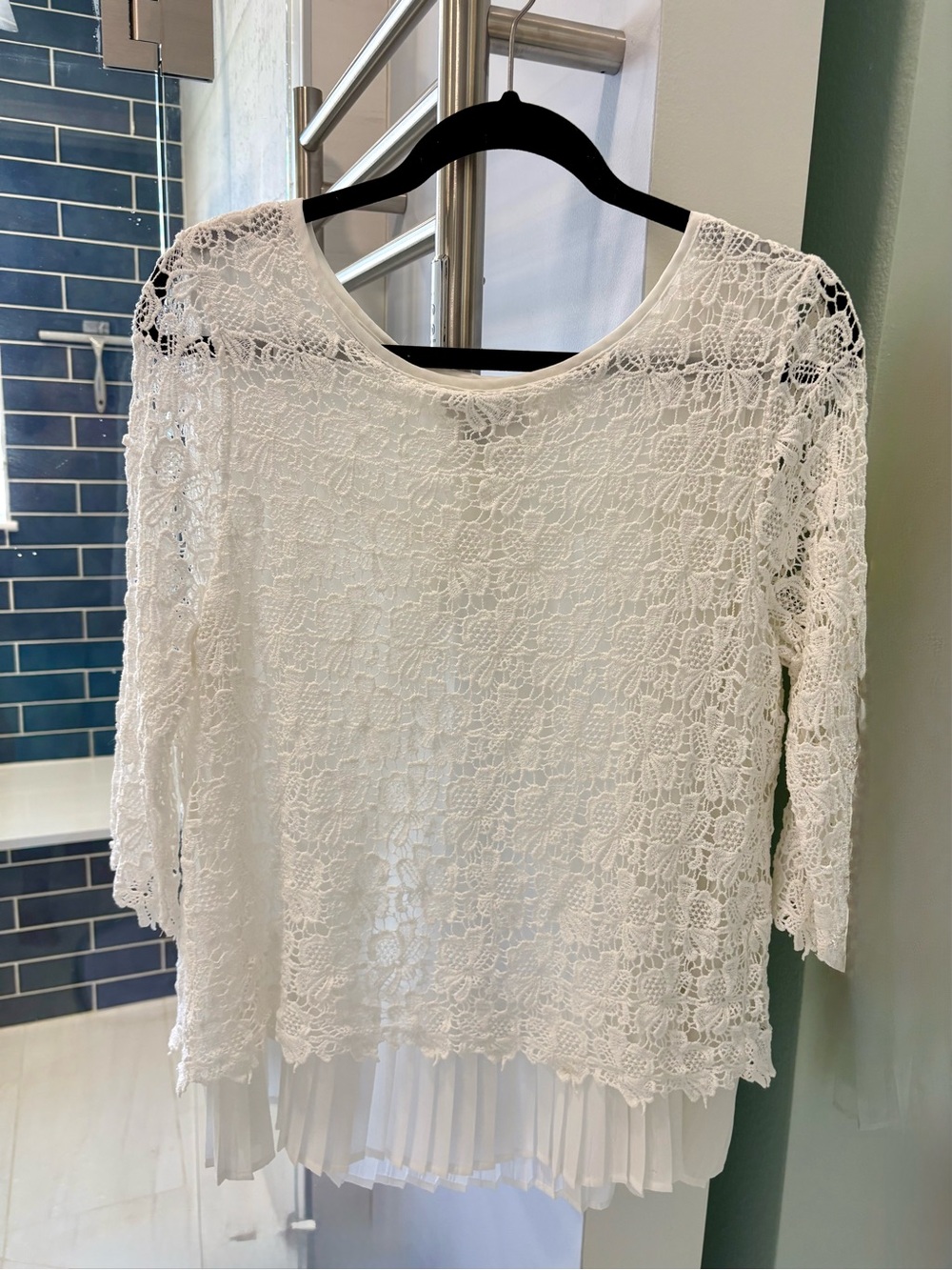 KEREN hart White Lace Crochet Blouse with Pleated Hem